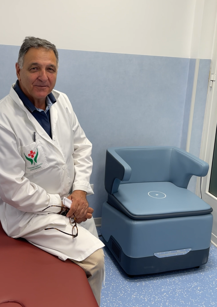 Dott. Gino Battistini con il macchinario per la riabilitazione del pavimento pelvico al Centro Medico Arenzano